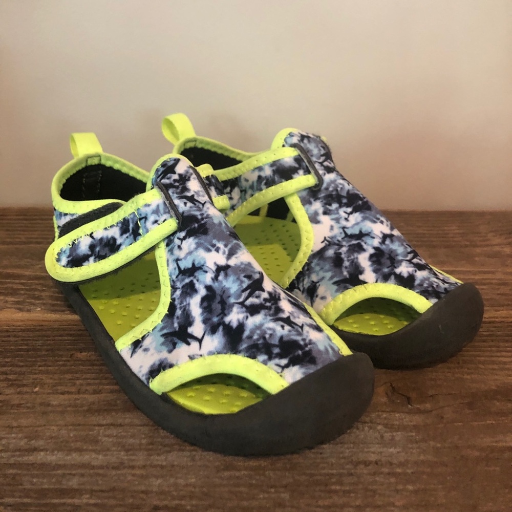 OshKosh machine washable sandal. Very flexible & soft Size 10